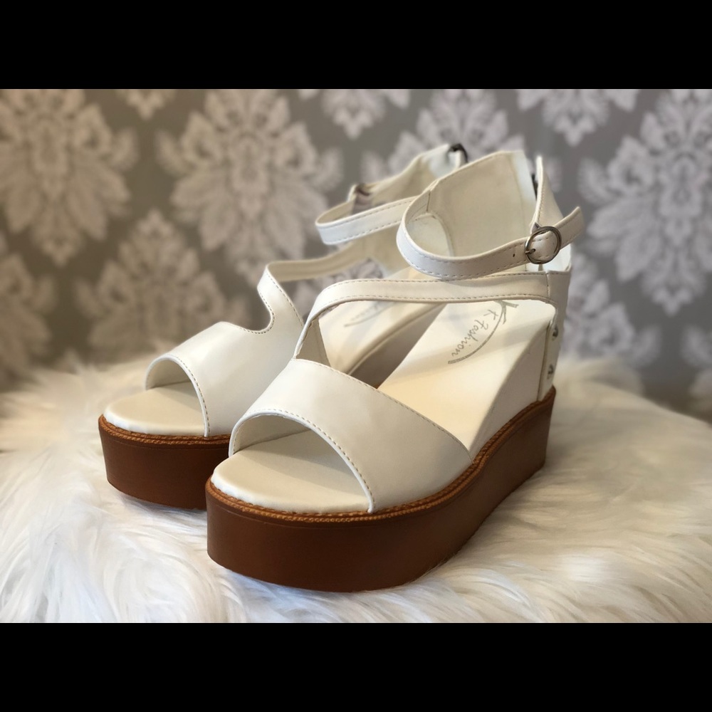 ⬇️✅🔥White Strappy Platform Sandals🔥✅⬇️